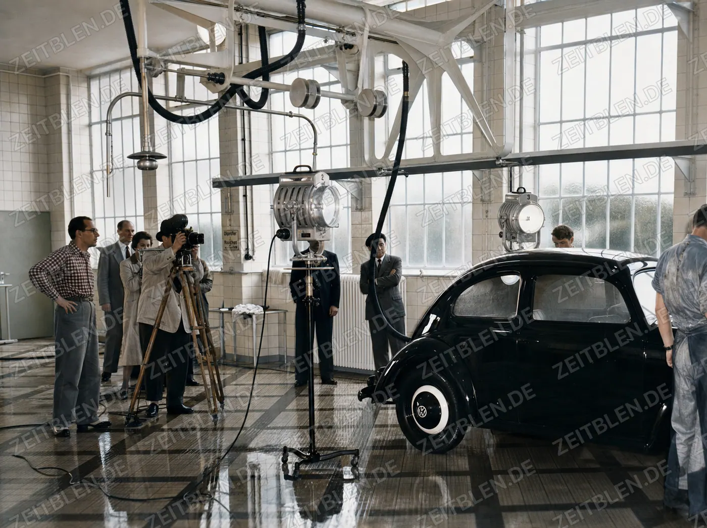 Filmteam bei MAHAG-Aufnahmen mit VW Käfer