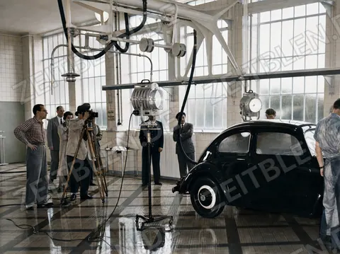 Filmteam bei MAHAG-Aufnahmen mit VW Käfer