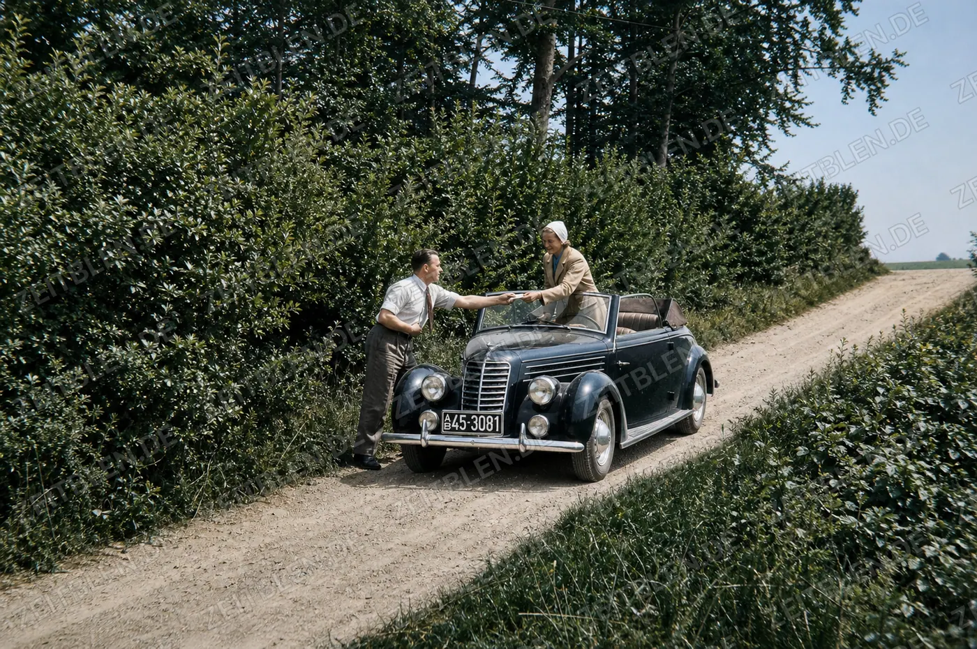 Hinweisübergabe an einem Cabriolet bei der Porsche-Fuchsjagd