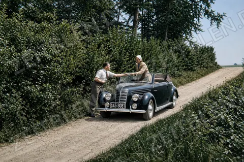 Hinweisübergabe an einem Cabriolet bei der Porsche-Fuchsjagd