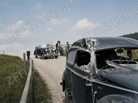 Unfallbeschädigtes Fahrzeug auf einer Landstraße bei München