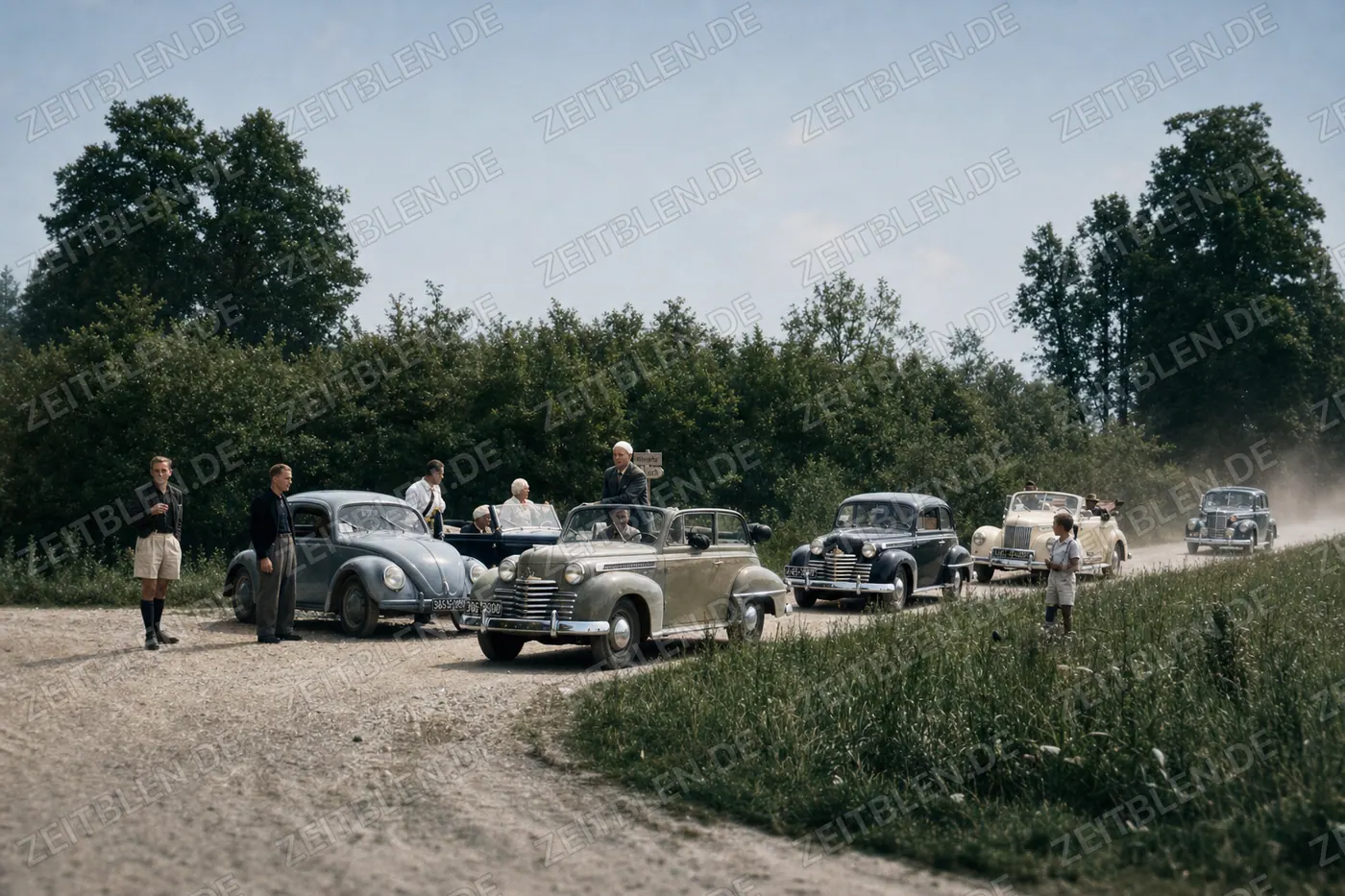 Fahrzeugkolonne der Porsche-Fuchsjagd auf einem Feldweg