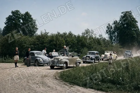 Fahrzeugkolonne der Porsche-Fuchsjagd auf einem Feldweg