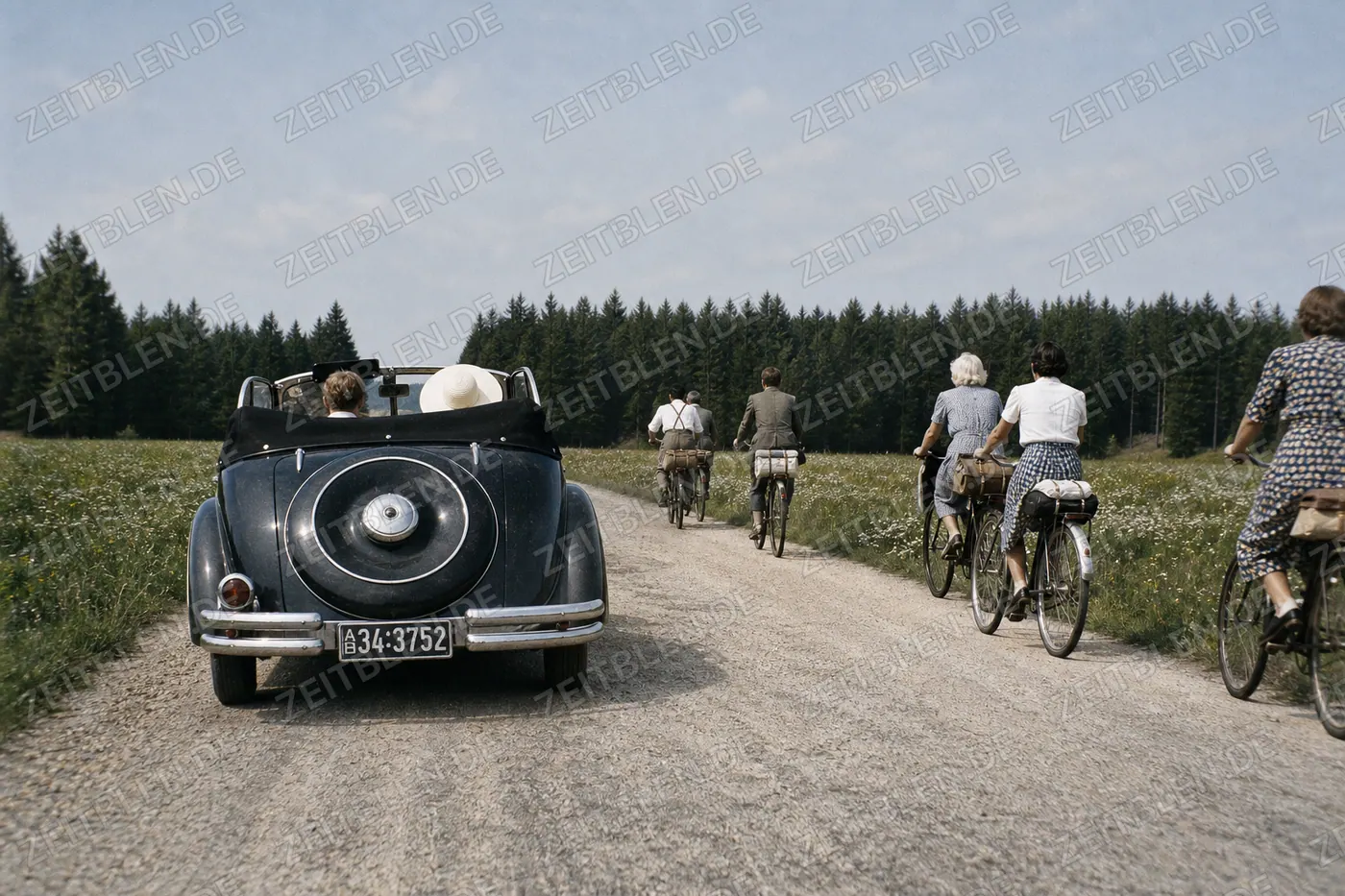 Cabriolet und Radfahrer auf der Route der Porsche-Fuchsjagd