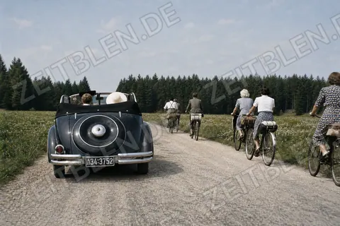 Cabriolet und Radfahrer auf der Route der Porsche-Fuchsjagd