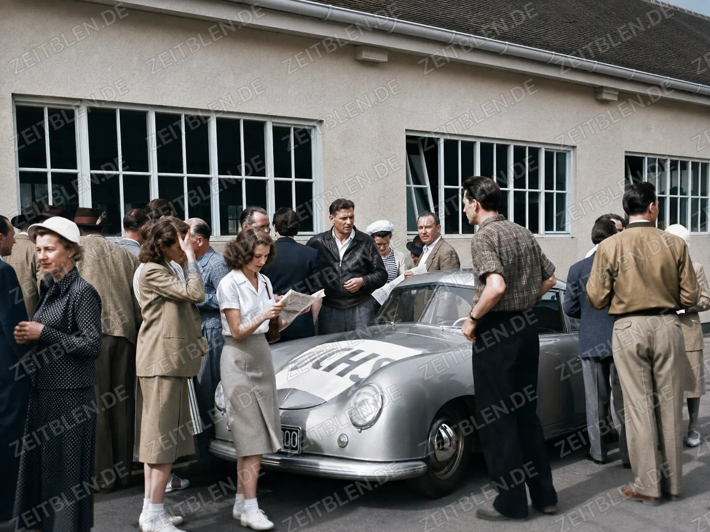 Teilnehmerbesprechung am Porsche 356 der Fuchsjagd