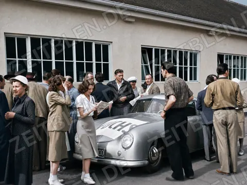 Teilnehmerbesprechung am Porsche 356 der Fuchsjagd