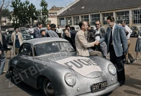 Handschlag am „FUCHS“-Porsche 356 in München