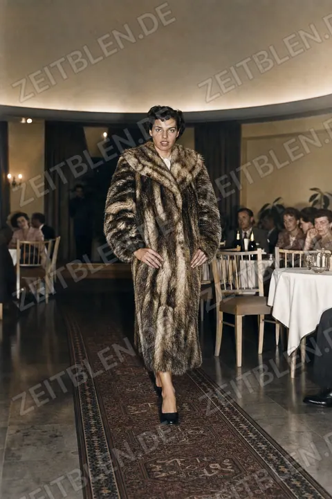 Modell im Pelzmantel bei einer Modeschau im Hotel Drei Mohren