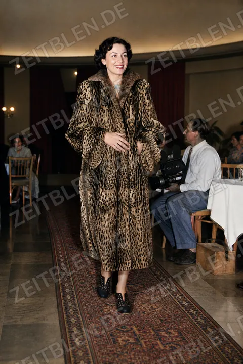 Model im Tierfellmantel bei einer Modeschau im Hotel Drei Mohren