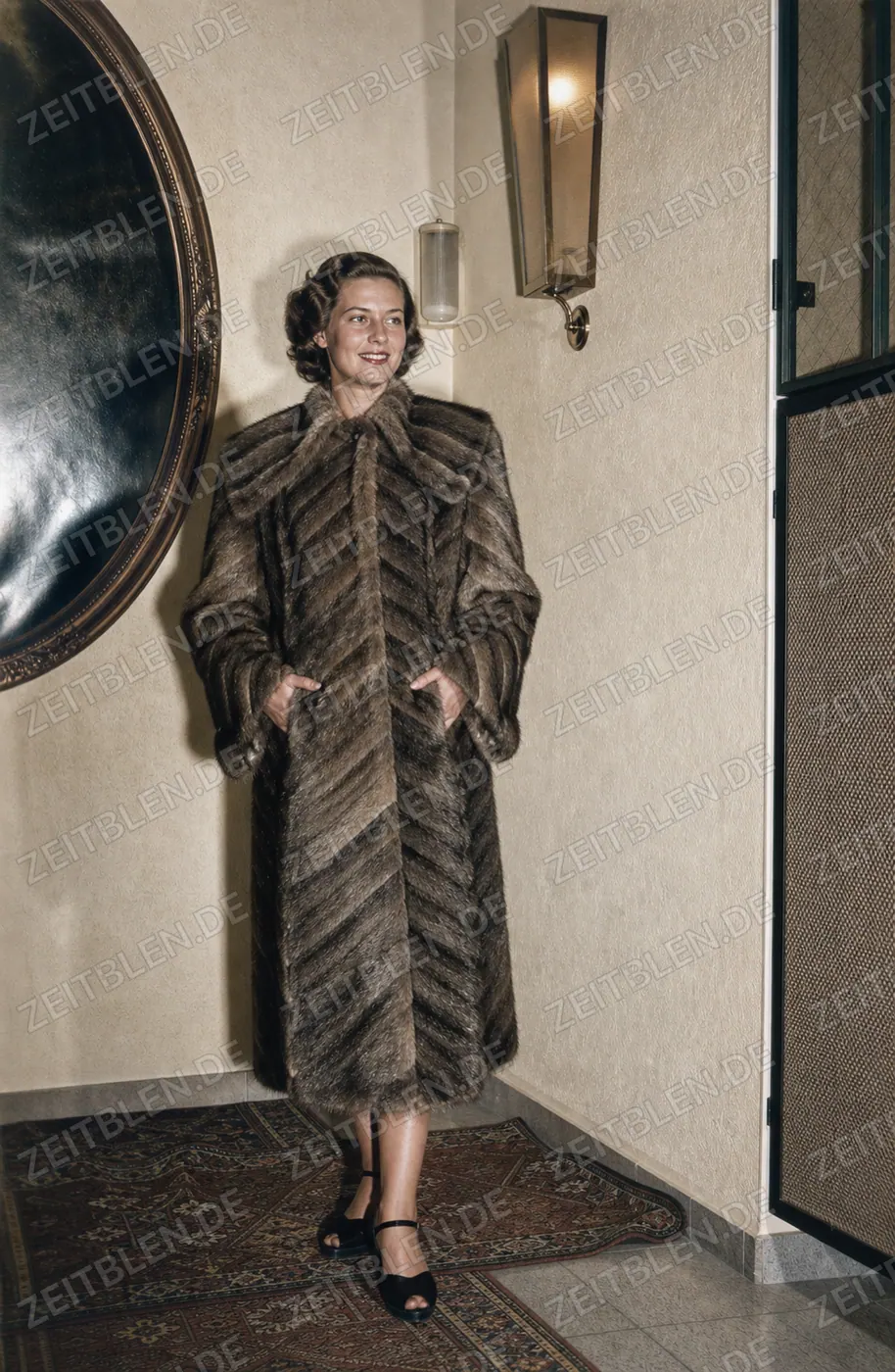 Model im langen Pelzmantel bei einer Modeschau im Hotel Drei Mohren