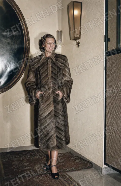 Model im langen Pelzmantel bei einer Modeschau im Hotel Drei Mohren
