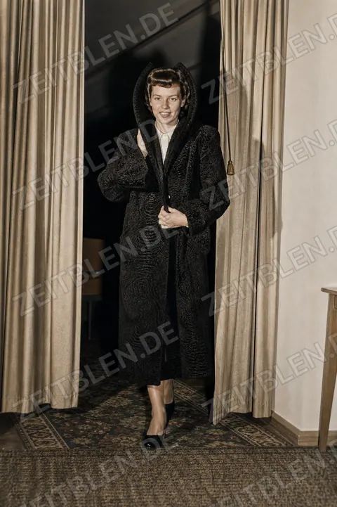 Model im dunklen Pelzmantel bei einer Modeschau im Hotel Drei Mohren