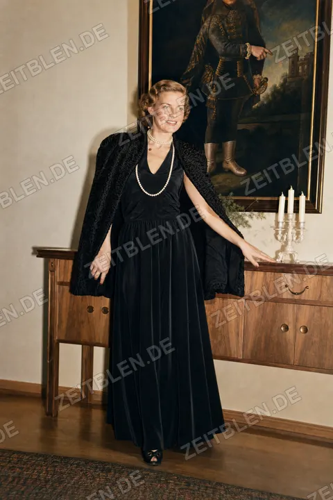 Model im Abendkleid bei einer Modeschau im Hotel Drei Mohren