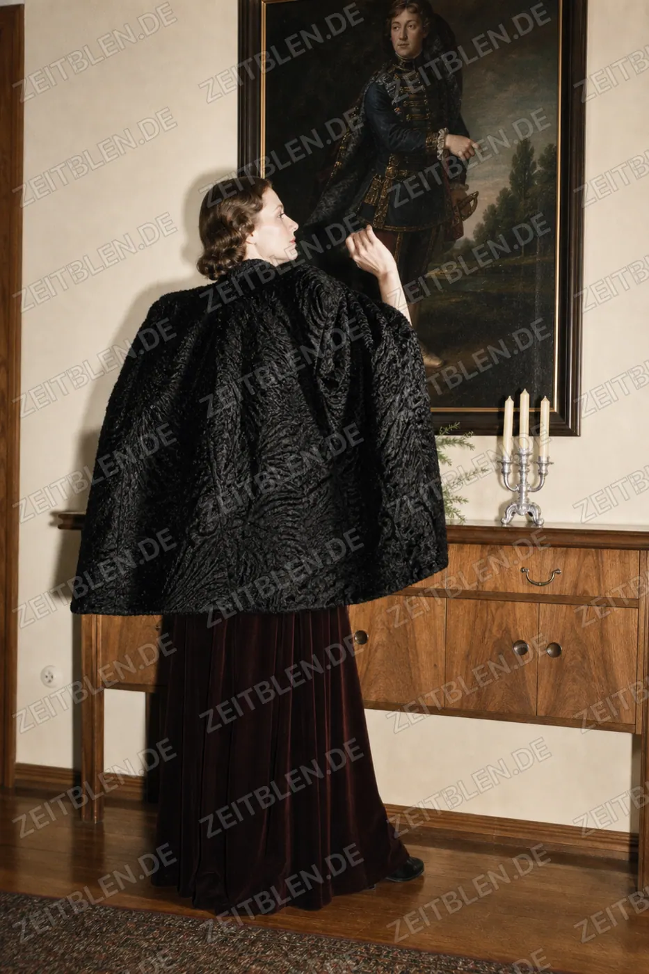 Rückenansicht einer Pelzjacke bei einer Modeschau im Hotel Drei Mohren