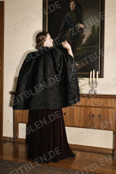 Rückenansicht einer Pelzjacke bei einer Modeschau im Hotel Drei Mohren