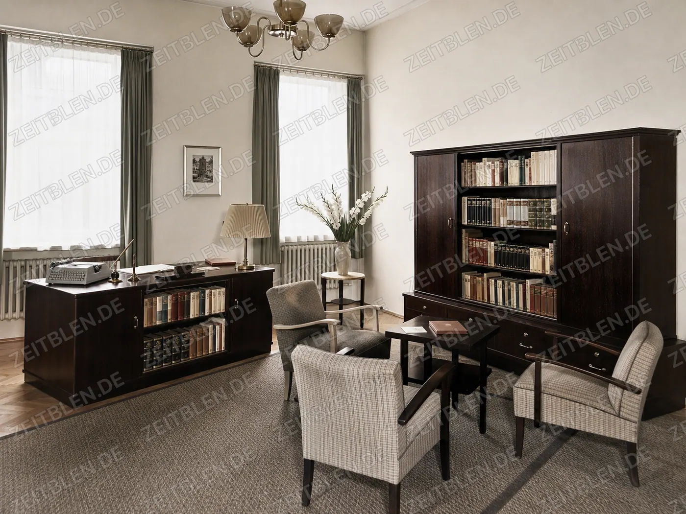 Büro der Handelsschule Dr. Leopold mit Schreibmaschine und Bibliothek