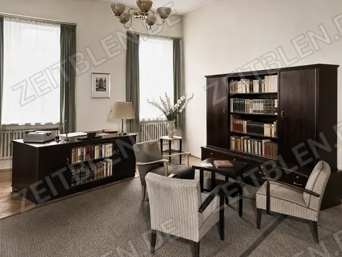 Büro der Handelsschule Dr. Leopold mit Schreibmaschine und Bibliothek
