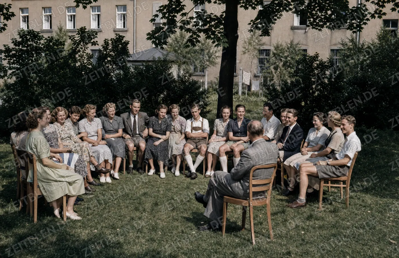 Gruppe der Handelsschule Dr. Leopold im Garten