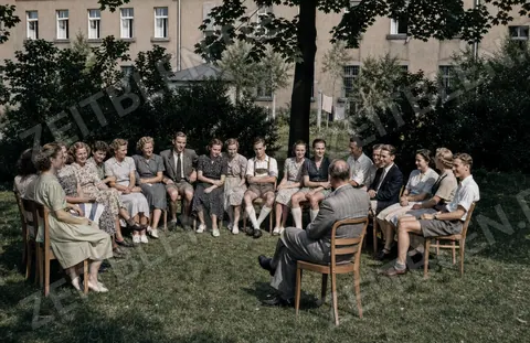 Gruppe der Handelsschule Dr. Leopold im Garten