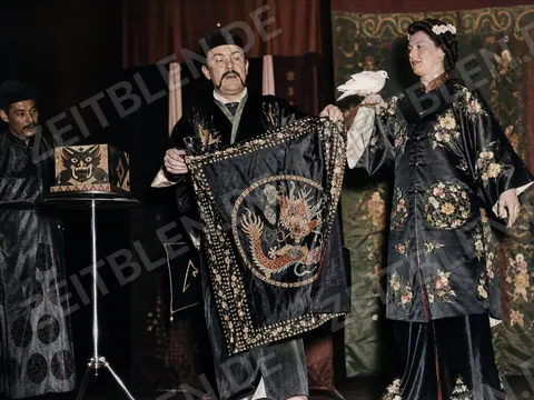 Bühnenzauberei mit ostasiatisch inspirierten Kostümen in München 1950