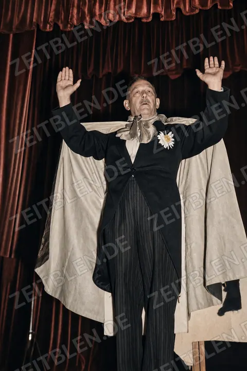 Zauberkünstler bei Bühnenvorführung in München 1950