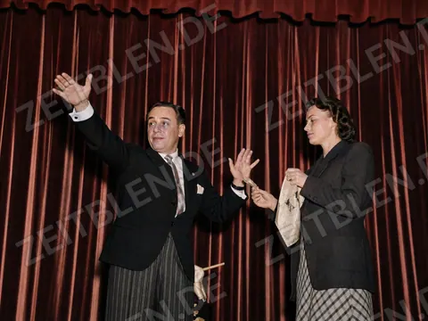 Zauberkünstler und Assistentin auf der Bühne in München 1950