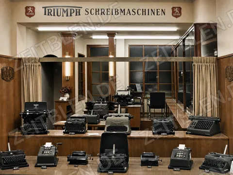 Preisbeschriftetes Triumph-Schreibmaschinen-Schaufenster bei Reinhold Schulz