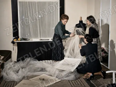 Anprobe eines Tüllkleids im Modesalon Leff