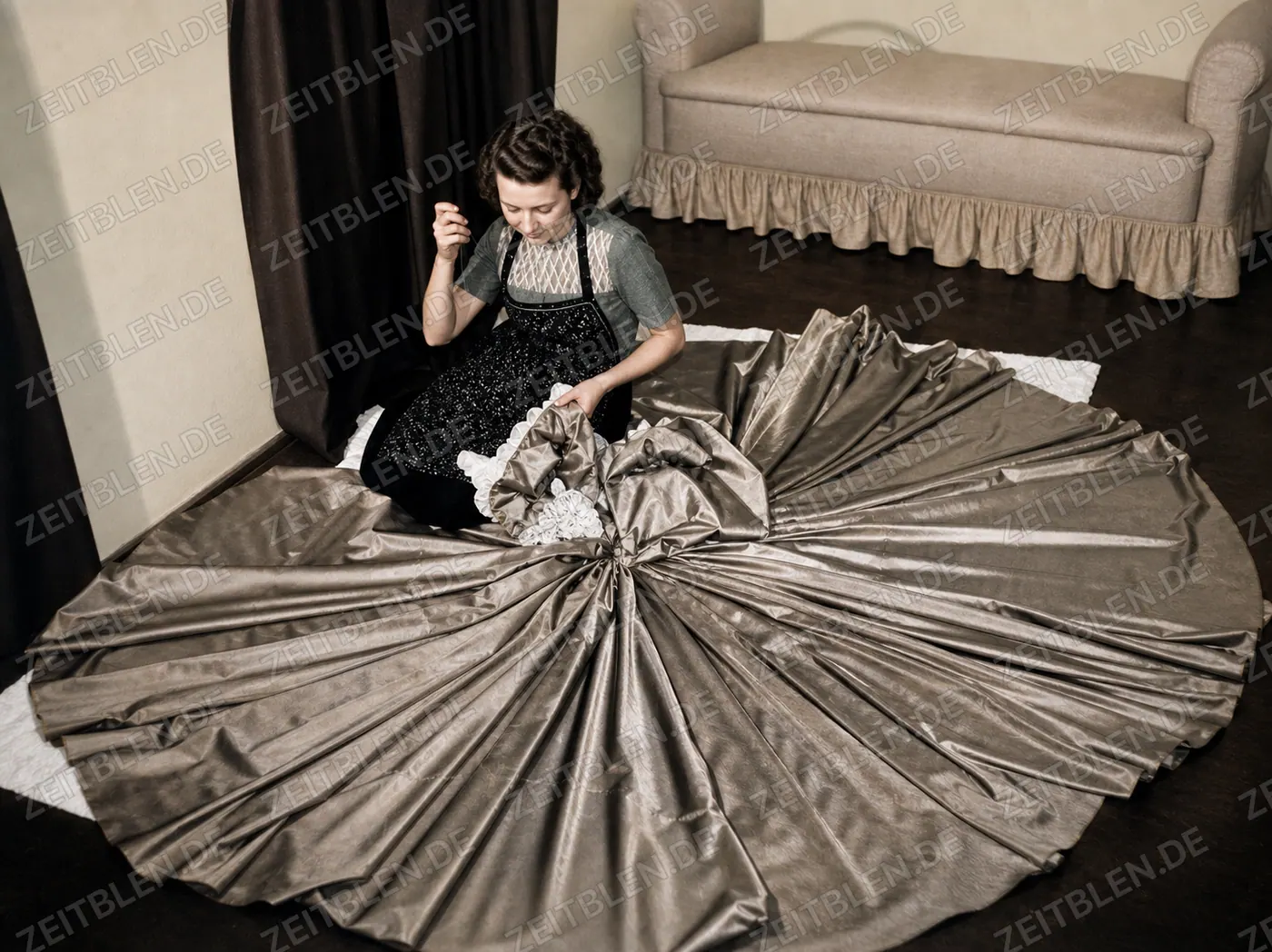 Handarbeit an einem weiten Abendkleid im Modesalon Leff