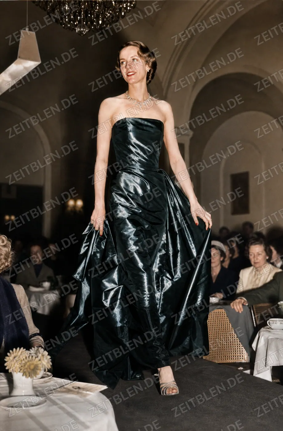 Modell im Abendkleid bei einer Modeschau im Bayerischen Hof