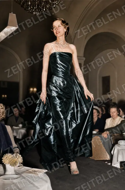 Modell im Abendkleid bei einer Modeschau im Bayerischen Hof