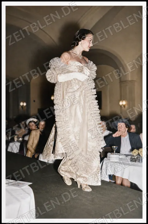 Modell im gerüschten Kleid bei einer Modeschau im Bayerischen Hof