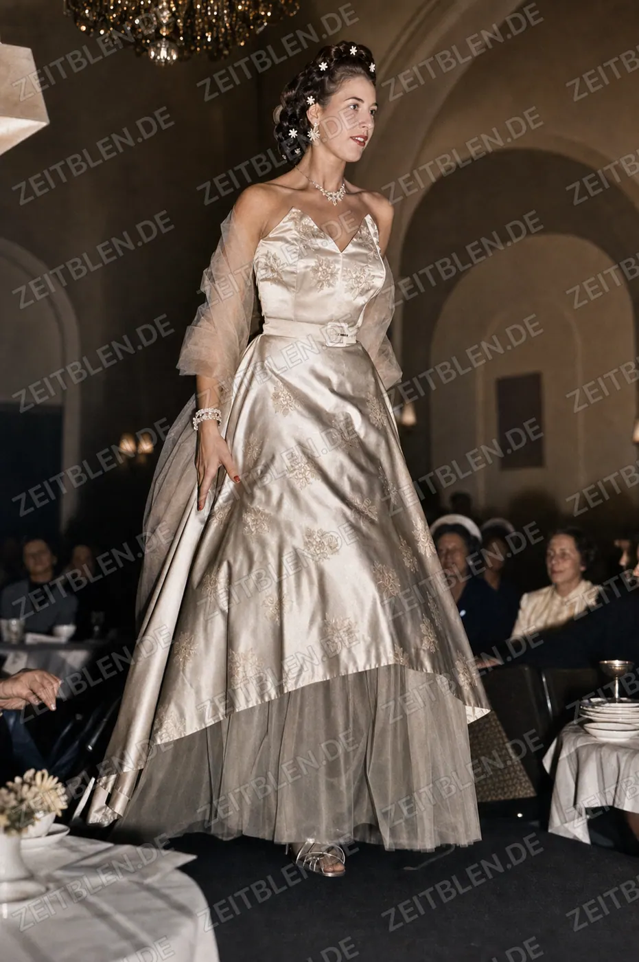 Modell mit besticktem Abendkleid im Bayerischen Hof