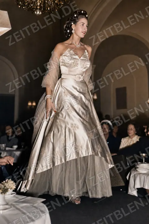 Modell mit besticktem Abendkleid im Bayerischen Hof