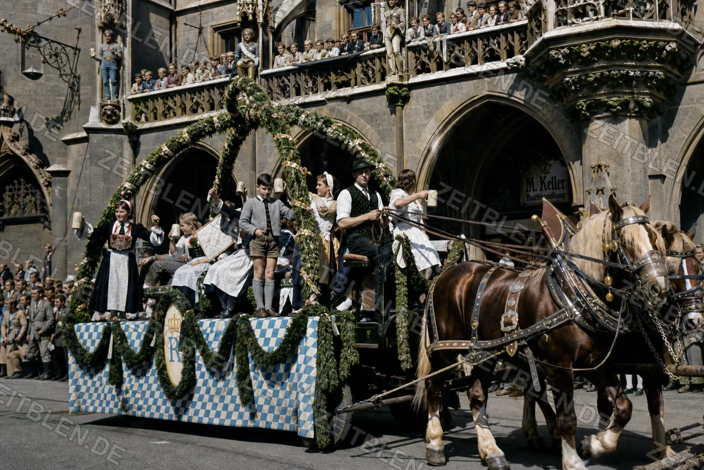 Bayerisch geschmückter Festwagen im Oktoberfestzug