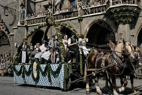 Bayerisch geschmückter Festwagen im Oktoberfestzug