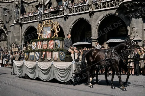 Bayerischer Wappenwagen im Oktoberfestzug vor dem Neuen Rathaus