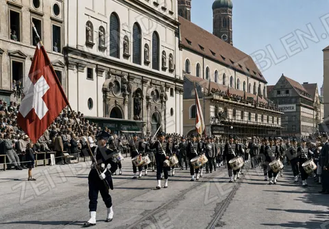 Trommlergruppe mit Schweizer Fahne im Oktoberfestzug vor St. Michael