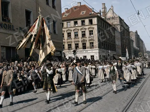 Trachtengruppe mit Fahne im Oktoberfestzug durch die Münchner Innenstadt