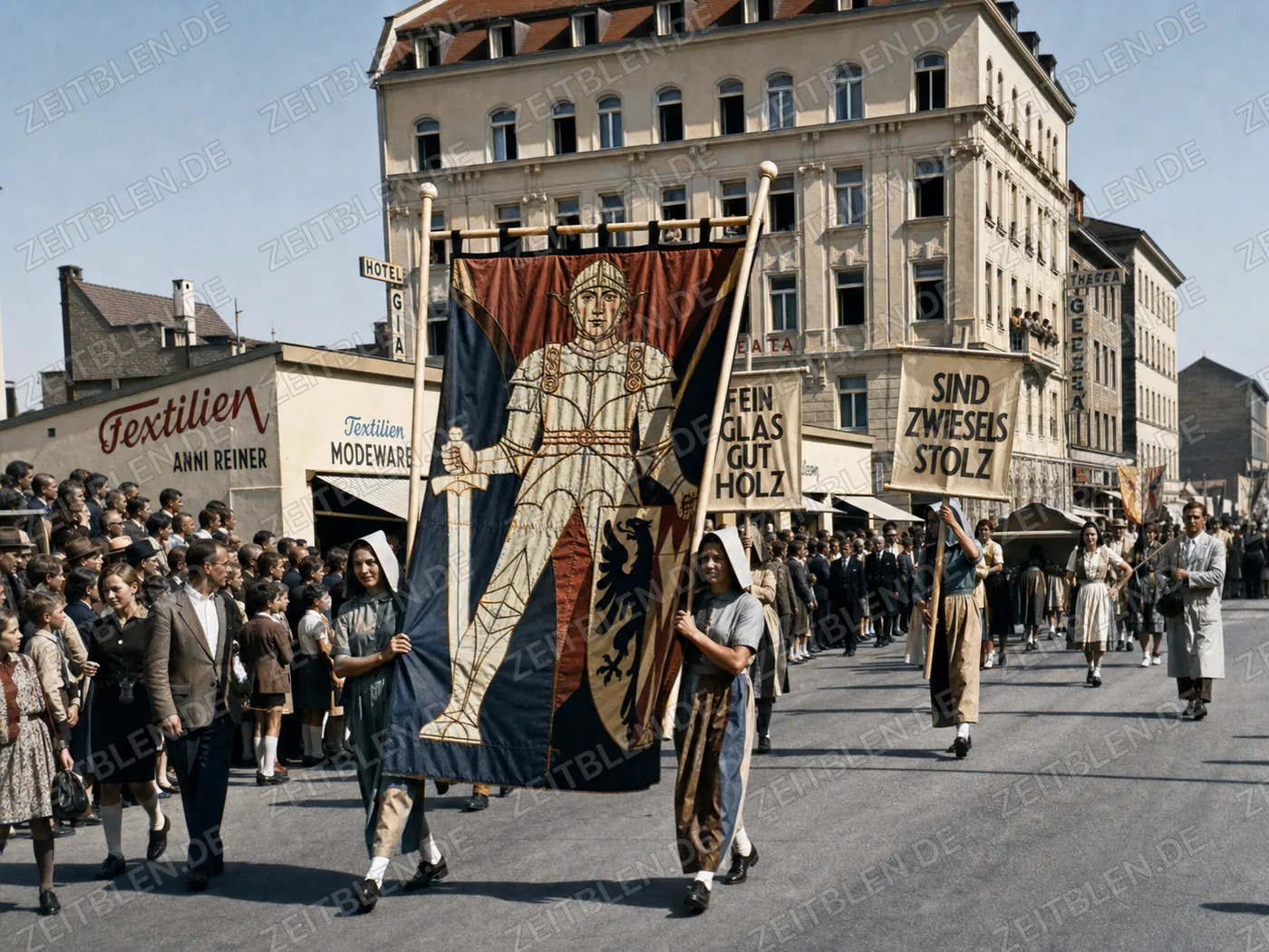 Zwieseler Festgruppe mit Glas- und Holz-Motto im Oktoberfestzug
