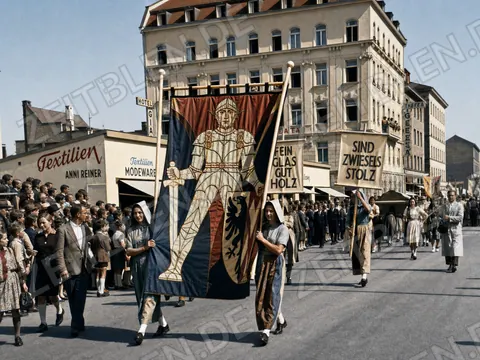 Zwieseler Festgruppe mit Glas- und Holz-Motto im Oktoberfestzug
