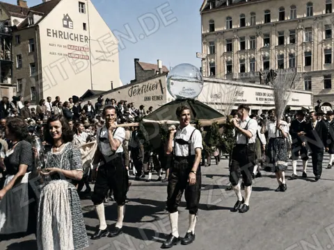 Zwieseler Glasstadt-Gruppe mit Glaskugel im Oktoberfestzug