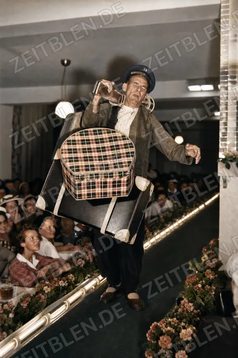 Reise-Look mit Koffern auf einer Münchner Modeschau, 1950
