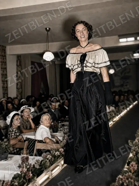 Abendensemble mit Carmenbluse auf einer Münchner Modeschau