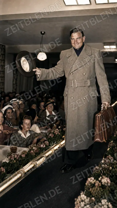 Herrenmantel mit Hut auf einer Münchner Modeschau, 1950