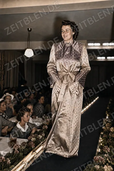 Glänzendes Morgenmantel- oder Hauskleid auf Münchner Modeschau