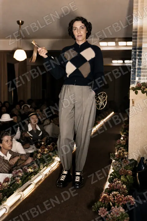 Modell mit Rautenpullover auf einer Münchner Modeschau