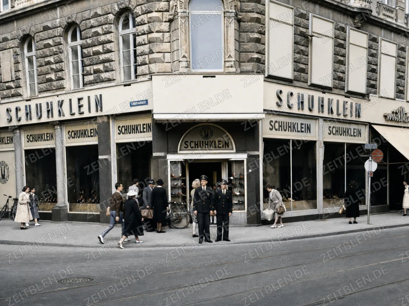 Schuh-Klein an einer Münchner Straßenecke
