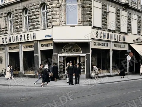 Schuh-Klein an einer Münchner Straßenecke